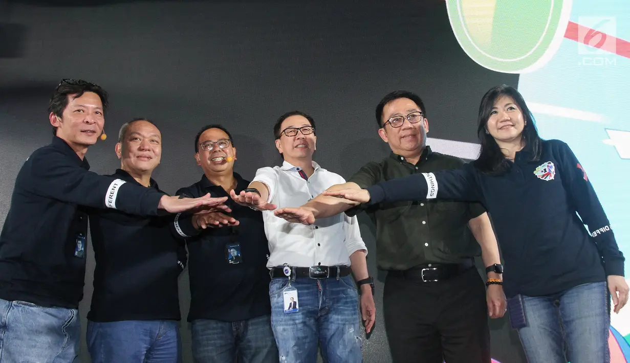 Presiden Direktur Astra Prijono Sugiarto (ketiga kanan) bersama jajaran Direksi PT Astra dan Permata Bank saat peluncuran website baru dan Model Branch PemataBank di Jakarta, Jumat (20/9/2019). Konsep Model Branch PermataBank dibangun bergaya kekinian yang nyaman bagi nasabah. (Liputan6.com/HO/Eko)
