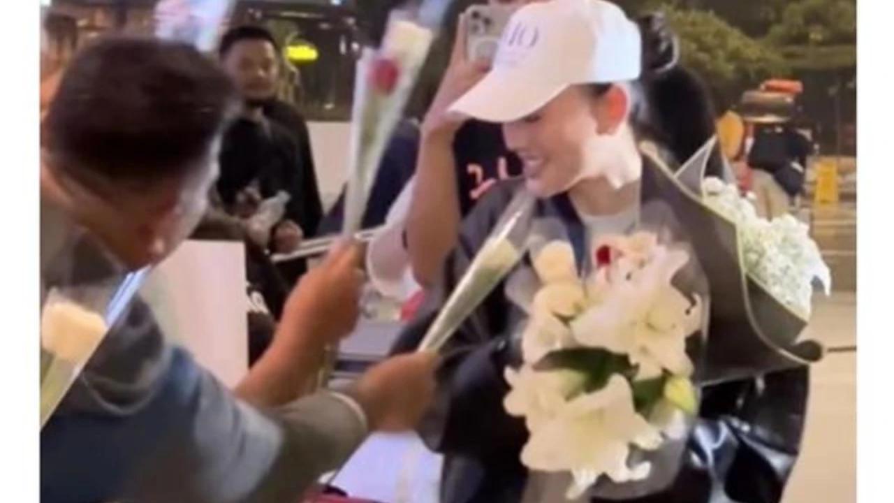 Kejutan Seru! Agnez Mo Sambut Penggemar Setibanya di Tanah Air