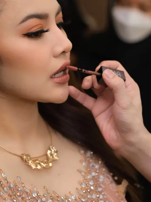 Detail Makeup Mahalini Raharja di Tasyakuran 7 Bulanan, Tampil Super Flawless dengan Brand Makeup Lokal