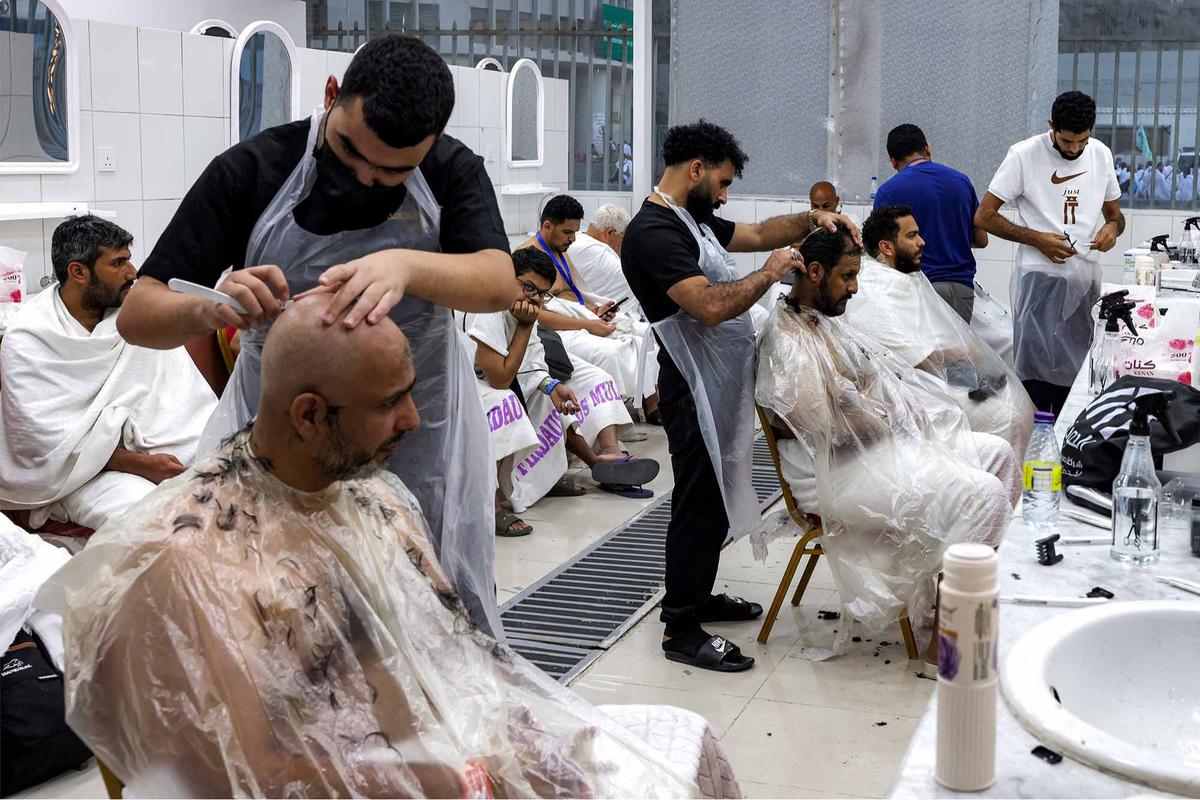 FOTO: Jemaah Haji Antri Potong Rambut di Barber Shop