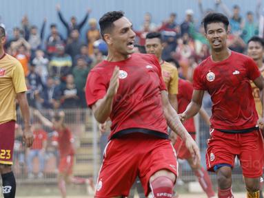 Bek Persija, Jaimerson Xavier, melakukan selebrasi usai mencetak gol ke gawang Persika Karawang pada laga uji coba di Stadion Soemantri Brodjonegoro, Kuningan, Jakarta, Sabtu (30/12/2017). Persija menang 3-1 atas Persika. (Bola.com/M Iqbal Ichsan)