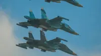 Pesawat tempur Rusia Sukhoi Su-34 berpartisipasi dalam latihan militer Vostok-2018 di Tsugol, Siberia timur, Kamis (13/9). Rusia mengerahkan 300 ribu prajurit dalam unjuk kekuatan, termasuk dalam latihan bersama dengan tentara China. (AFP/Mladen Antonov)