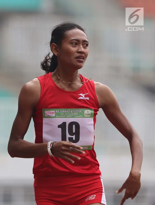 Atlet asal Bali, Dewi Ayu Agung Kurnia saat menyelesaikan lomba lari 400 meter putri senior Kejurnas Atletik U18, U20 dan Senior 2019 di Stadion Pakansari, Kab Bogor, Jumat (2/8/2019). Dewi Ayu Agung Kurnia meraih posisi pertama dengan catatan waktu 55,56 detik. (Liputan6.com/Helmi Fithriansyah)