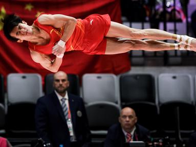 Pesenam China, Mingqi Huang melakukan lompatan pada nomor meja lompat saat babak kualifikasi Kejuaraan Dunia Gimnastik 2025 di Indonesia Arena, Senayan, Jakarta, Senin (20/10/2025). (Bola.com/Bagaskara Lazuardi)