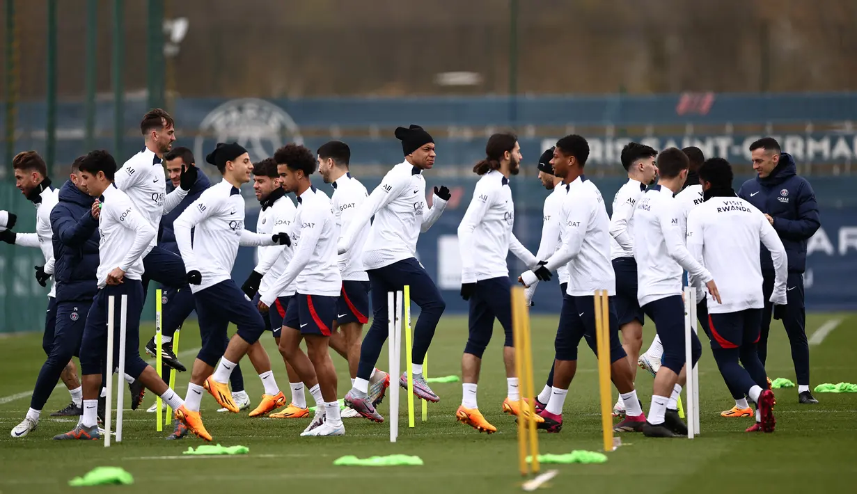 Ini adalah duel antara pemimpin klasemen dengan tim peringkat dua. Bagi PSG, mereka tidak boleh sampai kalah. (Photo by Anne-Christine POUJOULAT / AFP)