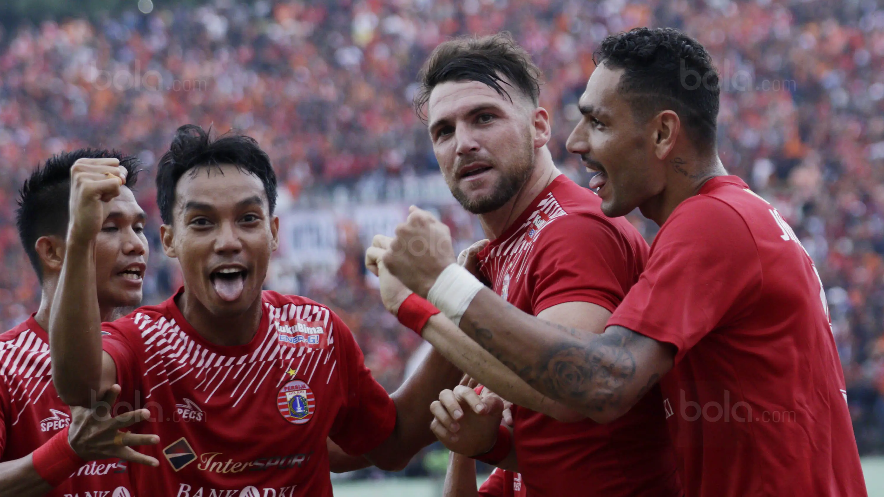 Striker Persija, Marko Simic, melakukan selebrasi usai mencetak gol ke gawang Mitra Kukar pada laga perempat final Piala Presiden di Stadion Manahan, Solo, Minggu, (4/2/2018). Persija menang 3-1 atas Mitra Kukar. (Bola.com/M Iqbal Ichsan)