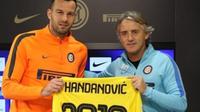 Kiper Inter Milan, Samir Handanovic, usai menandantangani kontrak baru bersama pelatih Roberto Mancini, Selasa (5/1/2016). (Inter Milan)