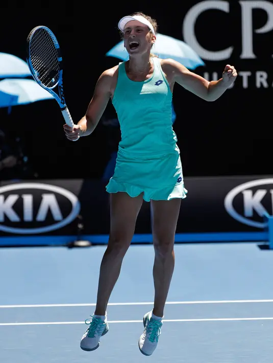 Petenis Belgia, Elise Mertens berselebrasi setelah mengalahkan petenis Ukraina, Elina Svitolina di perempat final Australia Terbuka 2018, Selasa (23/1). Mertens menang dua set langsung 6-4, 6-0 dalam waktu 73 menit. (AP/Dita Alangkara)