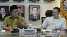 Ketua Fraksi Golkar di DPR Ade Komaruddin (kiri) didampingi Sekretaris Fraksi Partai Golkar Bambang Soesatyo (kanan) menggelar konferensi pers di Senayan, Jakarta, Jumat (6/3/2015). (Liputan6.com/Andrian M Tunay)