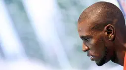 Bek Timnas Prancis dan Barcelona, Eric Abidal saat konferensi pers seusai laga kualifikasi PD 2010 lawan Kep. Faroe di Perros-Guirec, Prancis Barat, 11 Oktober 2009. AFP PHOTO / FRANCK FIFE 