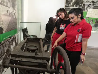 Caleg artis dari PDIP Krisdayanti, dan Kirana Larasati  melihat koleksi Museum Kebangkitan Nasional, Jakarta, Selasa (25/9).(Liputan6.com/ Faizal Fanani)