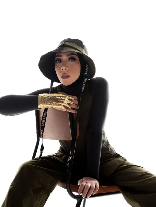 Gaya slay Melly Goeslaw dibalut outfit serba hitam. Gayanya yang cheerful ini bisa jadi inspirasi tampil beda dengan warna outfit monokrom. [Foto: Instagram/melly_goeslaw]