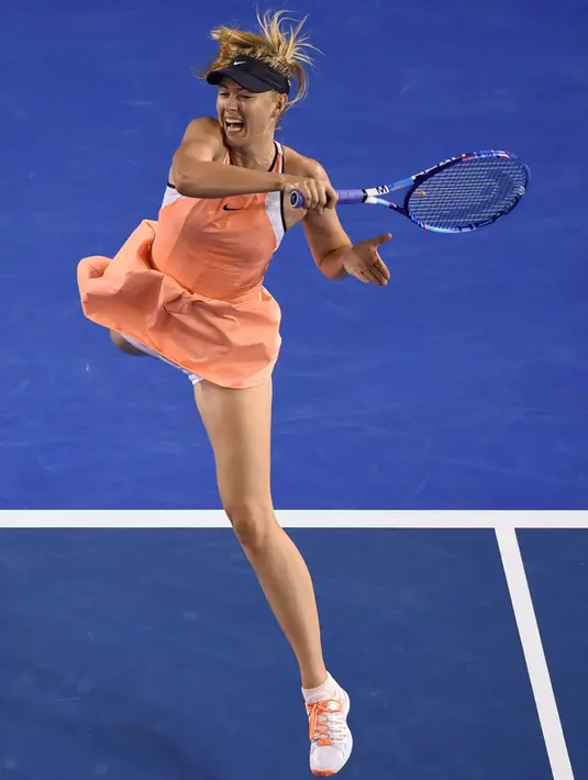Petenis putri asal Rusia, Maria Sharapova mengembalikan bola pukulan lawannya asal Belarusia Aliaksandra Sasnovich pada pertandingan babak kedua Australia Terbuka di Melbourne, Australia, (20/1/2016). (AFP PHOTO/GREG WOOD)