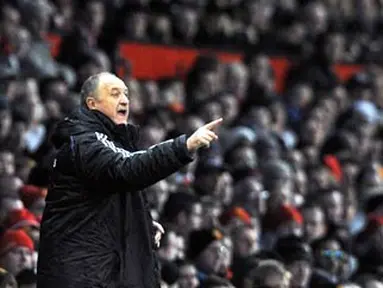 Chelsea's manager Luiz Felipe Scolari directs his players against Manchester United during English Premier League match on January 11, 2009 at Old Trafford in Manchester. AFP PHOTO/ANDREW YATES