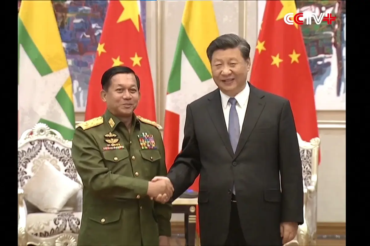 Jenderal Myanmar Min Aung Hlaing bertemu Presiden China Xi Jinping pada Januari 2020.