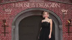 Milly Alcock berpose untuk para fotografer setibanya di pemutaran perdana serial TV 'House of the Dragon' di London, Senin (15/8/2022). Milly, yang memerankan putri Rhaenyra Targaryen, tampak glamor saat dia melangkah ke depan kamera di Sky Group Premiere di Leicester Square. (Photo by Scott Garfitt/Invision/AP)