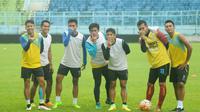 Para pemain Arema FC asyik bercanda memperagakan gaya Dybala Mask dalam sesi latihan di Stadion Gajayana, Malang, Rabu (19/4/2017). (Bola.com/Iwan Setiawan)