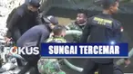 Anggota TNI menyelami Sungai Citarum yang tercemar limbah tekstil selama lima tahun.