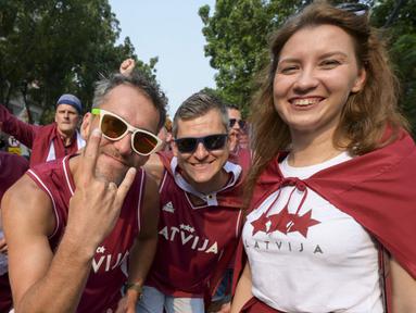 Suporter Latvia tiba sebelum pertandingan FIBA World Cup 2023 antara Latvia dan Lebanon di Indonesia Arena, Jakarta, Indonesia, Jumat (25/8/2023). (BAY ISMOYO/AFP)