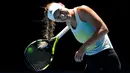 Reaksi petenis Denmark, Caroline Wozniacki ketika rambutnya tersangkut di raket pada sesi latihan menjelang Grand Slam Australia Terbuka di Melbourne, Minggu (14/1). Grand slam tersebut bakal berlangsung 15-28 Januari 2018. (AP/Vincent Thian)