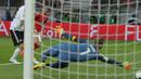 Kiper Jerman, Manuel Neuer, berusaha menepis bola tendangan gelandang Austria, Florian Grillitsch, pada laga persahabatan di Stadion Woerthersee, Klagenfurt, Sabtu (2/6/2018). Austria menang 2-1 atas Jerman. (Bola.com/Reza Khomaini)