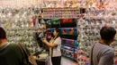Seorang wanita menata kantong plastik bening berisi ikan untuk dijual di Mong Kok Goldfish Market yang terletak di distrik Kowloon pada 10 November 2018. Pasar ikan hias ini menjadi salah satu atraksi wisata unggulan di Hong Kong. (VIVEK PRAKASH/AFP)