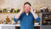 Sebelum memutuskan menutup puluhan jaringan restoran miliknya, Chef Jamie Oliver merogoh 10 juta dolar AS dari kocek pribadinya untuk menyelamatkan bisnis. (dok. Youtube Jamie Oliver/Dinny Mutiah)