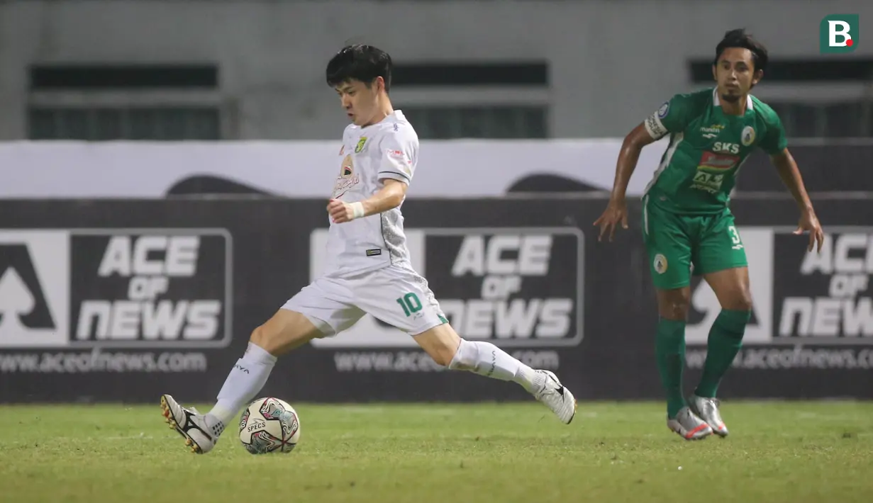 Pemain Persebaya Surabaya, Taisei Marukawa (kiri) menendang bola ke gawang PSS Sleman yang membuahkan gol saat laga pekan kelima BRI Liga 1 2021/2022 di Stadion Wibawa Mukti, Cikarang, Rabu (29/09/2021). (Bola.com/Bagaskara L