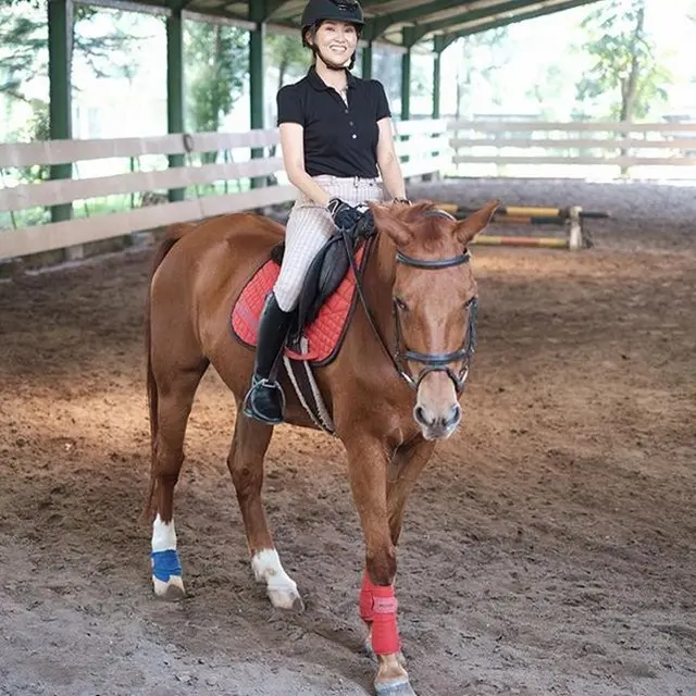 6 Pesona Sarwendah saat Berkuda, Curi Perhatian