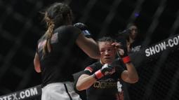 Petarung Indonesia, Priscilla Lumban Gaol, bersiap memukul petarung India, Puja Tomar, saat bertarung pada laga ONE Championship di Istora Senayan, Jakarta, Sabtu (19/1). Priscilla kalah dari Puja. (Bola.com/M. Iqbal Ichsan)