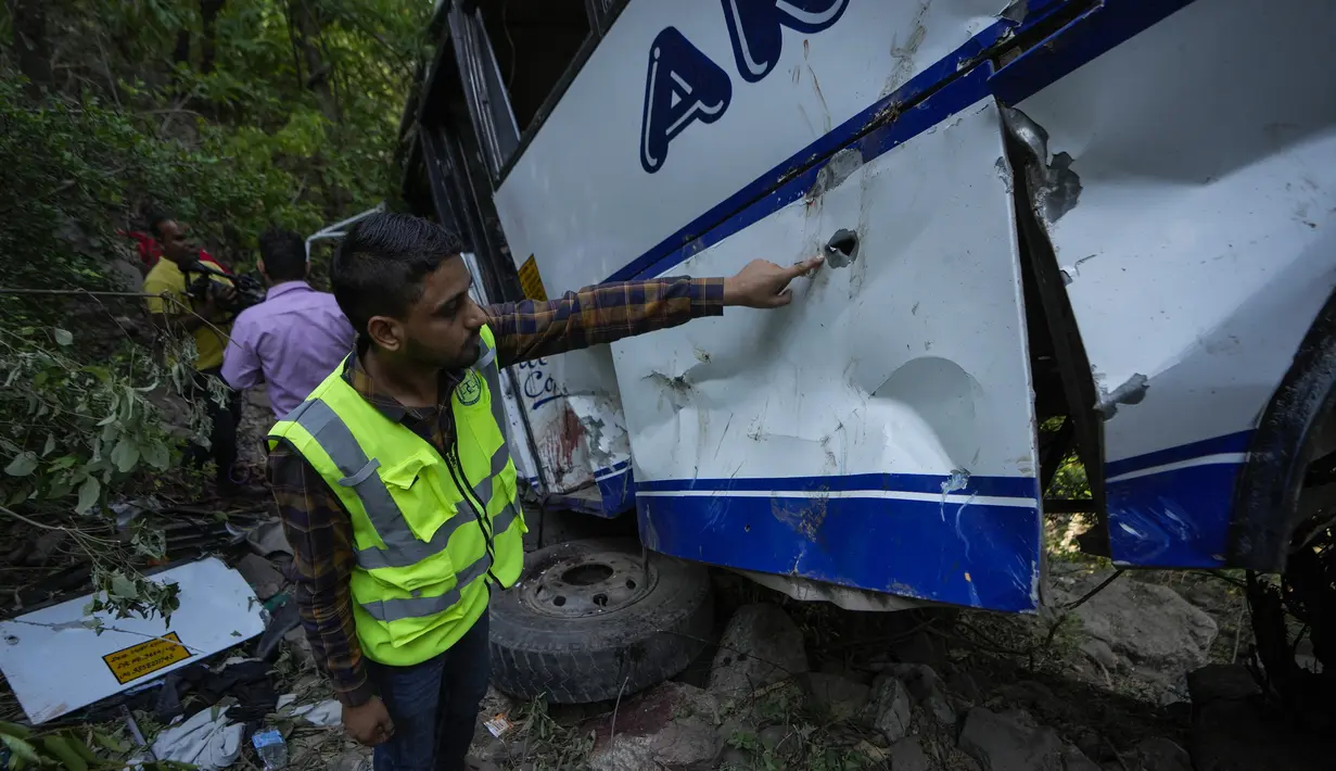 Bus tersebut membawa para peziarah ke base camp kuil Hindu terkenal Mata Vaishno Devi ketika diserang. (AP Photo/Channi Anand)