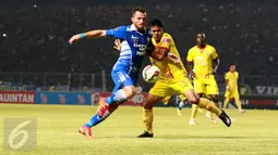 Penyerang PersibBandung  Spasojevic  beradu bola dengan Bek Sriwijaya FC Fachrudin di Stadion Utama Gelora Bung Karno, Jakarta, Minggu (18/10/2015). Persib unggul 2-0 dibabak pertama atas Sriwijaya FC. (Liputan6.com/Yoppy Renato)