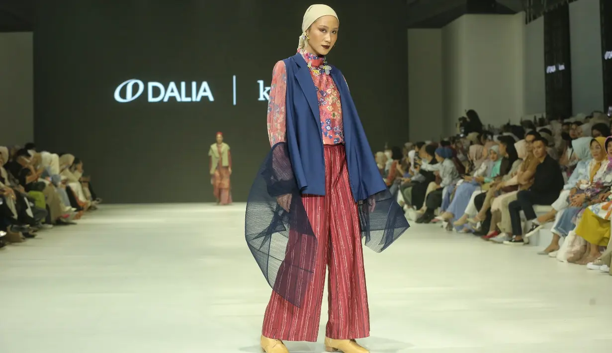 Terlihat motif bunga Lupin dilukis dengan teknik brush, terinspirasi dari lukisan Fauvism di Prancis dan memberikan impresi yang imajinatif. [Foto: Fimela/Adirian Utama P]