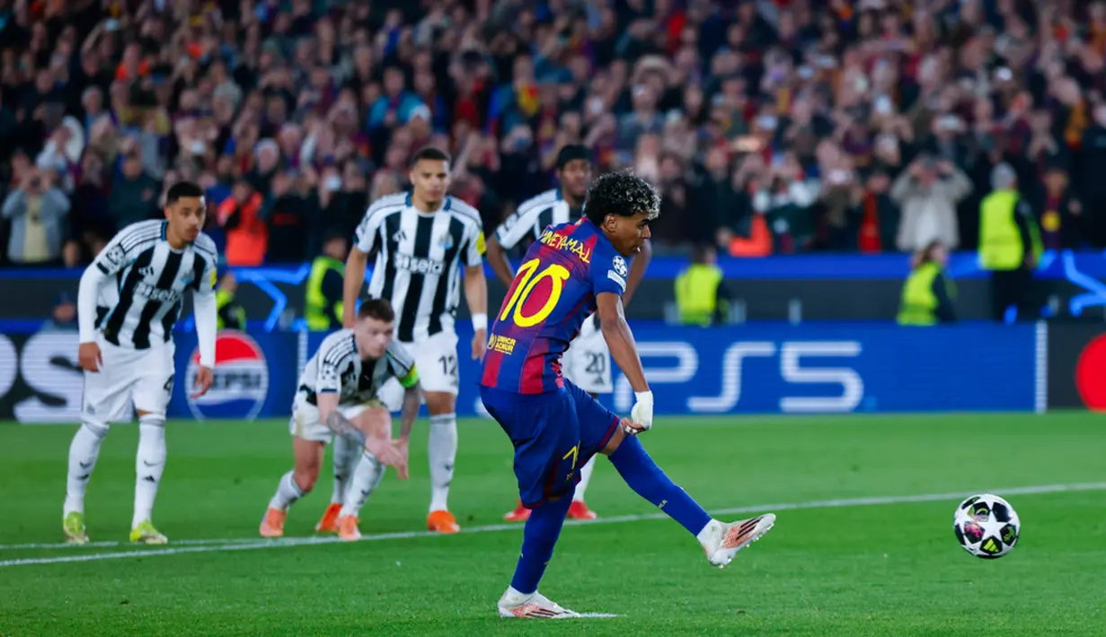 Yamal kini menjadi pemain termuda dalam sejarah yang mencapai 10 gol di Liga Champions, ia mencapainya pada usia 18 tahun 248 hari. (AP Photo/Joan Monfort)