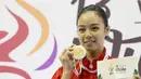 Atlet Wushu Indonesia, Lindswell Kwok saat menerima medali emas ke-2 untuk Indonesia, pada Kejuaraan Dunia Wushu 2015 di Istora Senayan, Jakarta, Minggu(15/11/2015). (Bola.com/Nicklas Hanoatubun)