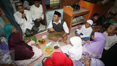Bakal Calon Gubernur DKI dari PKS Muhamad Idrus berbincang dengan warga saat acara buka puasa dan santunan anak yatim di Kebon Sirih, Jakarta, Sabtu (18/6). Buka bersama tersebut dalam rangka menjalin silaturahmi. (Liputan6.com/Immanuel Antonius)