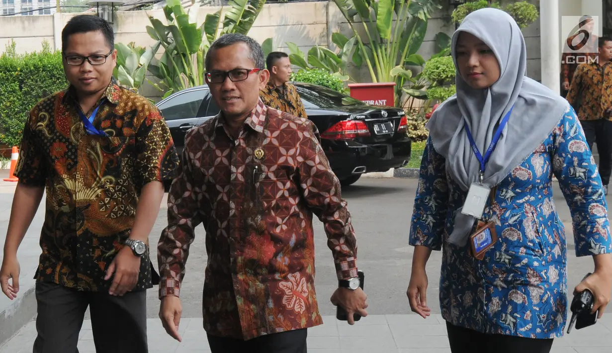 Ketua Komisi Yudisial (KY) Jaja Ahmad Jayus (tengah) mendatangi Gedung KPK, Jakarta, Jumat (13/7). Kedatangan Jaja kali ini terkait kepentingan perpanjangan nota kesepahaman antara KPK dengan KY soal perilaku Hakim. (Merdeka.com/Dwi Narwoko)