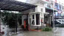 Perumahan Harapan Indah Bekasi terkena banjir karena intensitas hujan yang sangat tinggi, Bekasi, Senin (9/2/2015). (Liputan6.com/Panji Diksana)