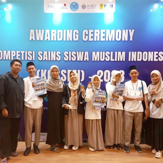 Pahlawan Robotik Cilik dari Gresik: Siswa SD NU 1 Sabet Enam Medali di Kejuaraan Internasional Malaysia 2025