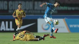 Pemain Persib Bandung, Oh In-kyun menghindari terjangan pemain Mitra Kukar, Hendra Bayauw pada laga Liga 1 Indonesia di GBLA, (8/4/2018). Persib Bandung menang 2-0. (Bola.com/Nick Hanoatubun)