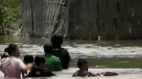 Ribuan rumah di Bandung hingga Minggu siang masih terendam banjir