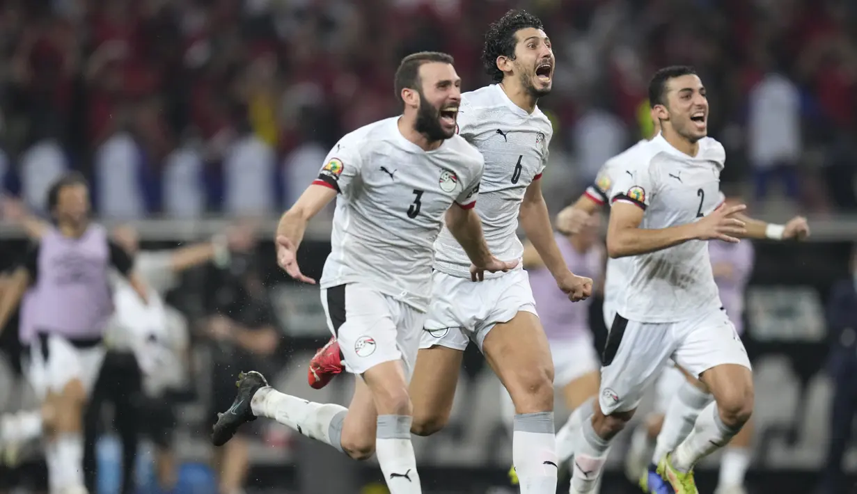 Para pemain Mesir merayakan setelah adu penalti melawan Pantai Gading pada babak 16 besar Piala Afrika 2021 di Stade Omnisport de Douala, Rabu (26/1/2022). Mesir melangkah ke perempat final usai menyingkirkan Pantai Gading lewat drama adu penalti dengan skor 5-4 (0-0). (AP Photo/Themba Hadebe)