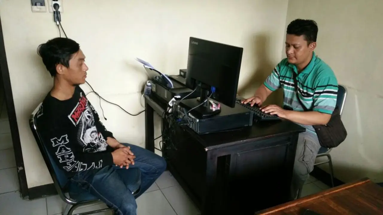 Si anak durhaka, Aan hanya tertunduk lesu saat diperiksa oleh polisi. (Foto: Liputan6.com/Muhamad Ridlo/Polres Kebumen)