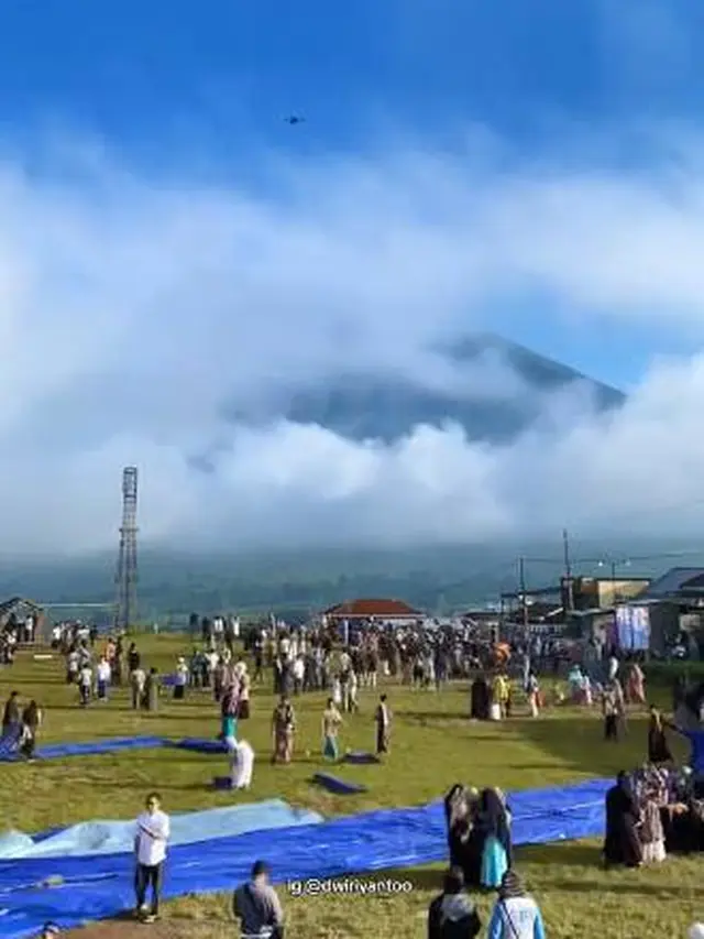7 Potret Momen Shalat Ied di Wonosobo dengan Latar Belakang Gunung Ini Viral