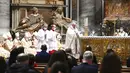 Paus Fransiskus merayakan misa pada malam Natal di Basilika Santo Petrus, Vatikan, Kamis (24/12/2020). Natal tahun ini dirayakan oleh umat Kristiani dunia di tengah pandemi COVID-19. (Vincenzo Pinto/Pool Photo via AP)