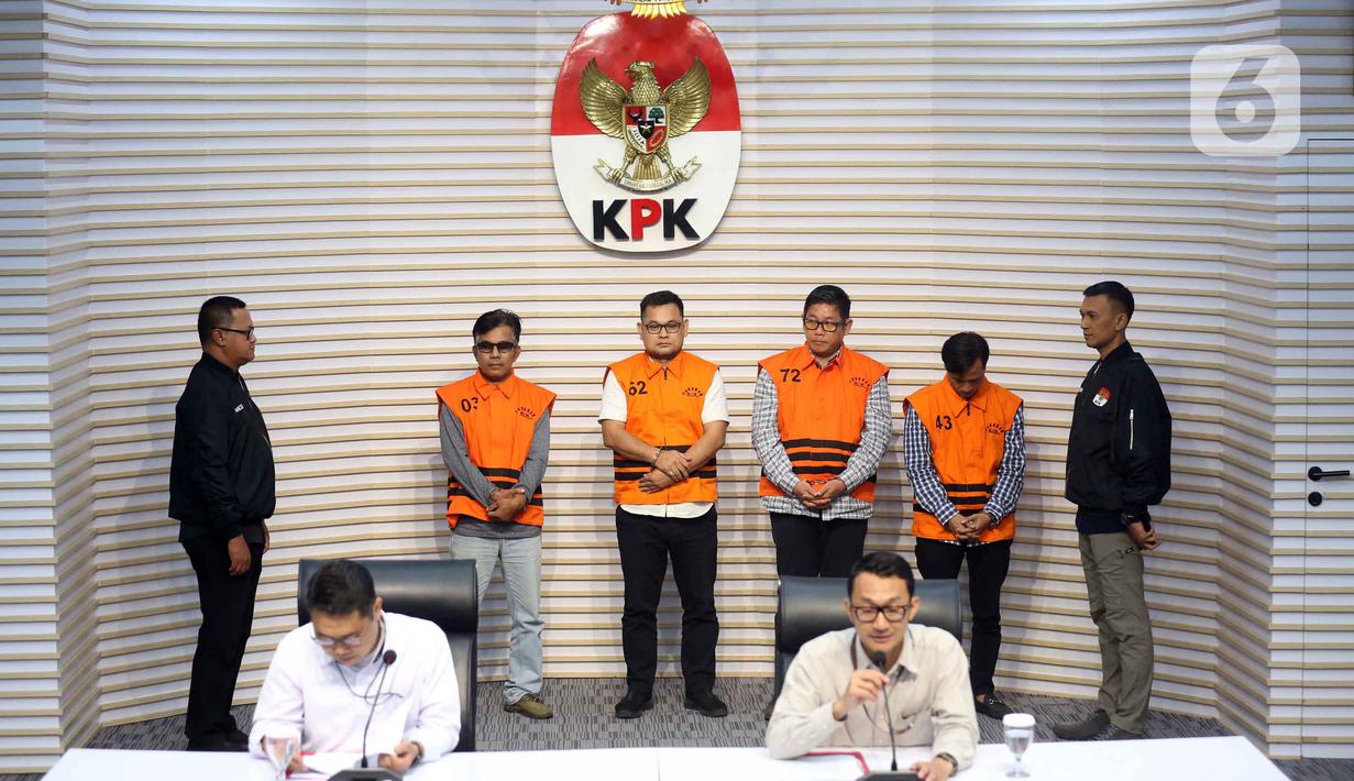 Mendra SB; Anggota Dewan Perwakilan Rakyat Daerah (DPRD) Kabupaten Ogan Komering Ulu periode 2024-2029, Robi Vertigo; Wakil Ketua Dewan Perwakilan Rakyat Daerah (DPRD) Kabupaten Ogan Komering Ulu periode 2024-2029, Parwanto; dan Ahmat Thoha (memakai rompi tahanan dari kiri ke kanan) saat mengikuti rilis penetapan penahanan di Gedung Merah Putih Komisi Pemberantasan Korupsi (KPK), Jakarta, Kamis 20 November 2025. (Liputan6.com/Helmi Fithriansyah)