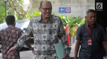 Staf ahli Menteri Agama Lukman Hakim Saifuddin, Janedjri M Gaffar tiba untuk menjalani pemeriksaan di Gedung KPK, Jakarta, Kamis (11/4). Janedjri diperiksa sebagai saksi untuk tersangka Romahurmuziy terkait kasus jual beli jabatan di lingkungan Kementerian Agama. (merdeka.com/Dwi Narwoko)