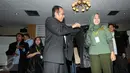 Salah satu Pimpinan KPK, Zulkarnain (kiri) saat memakaikan jaket anti korupsi dalam acara Workshop di gedung KPK, Jakarta, Kamis (12/11/2015). Kpk ingin tanamkan mental pemilih yang berintegritas. (Liputan6.com/Helmi Afandi) 