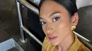 Kecantikan Taskya Namya kian terpancar ketika selfie. Polesan makeup hingga tatanan rambutnya membuatnya semakin terlihat menawan. Pakai kebaya warna kuning ditambah dengan kalung yang melingkar di lehernya, foto artis yang awali karier pada tahun 2012 ini sukses bikin pangling. (Liputan6.com/IG/@taskyanamya)