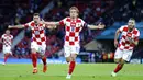 Pemain Kroasia Luka Modric (tengah) melakukan selebrasi usai mencetak gol ke gawang Skotlandia pada pertandingan Grup D Euro 2020 di Stadion Hampden Park, Glasgow, Selasa (22/6/2021). Kroasia menang 3-1. (Robert Perry/Pool via AP)